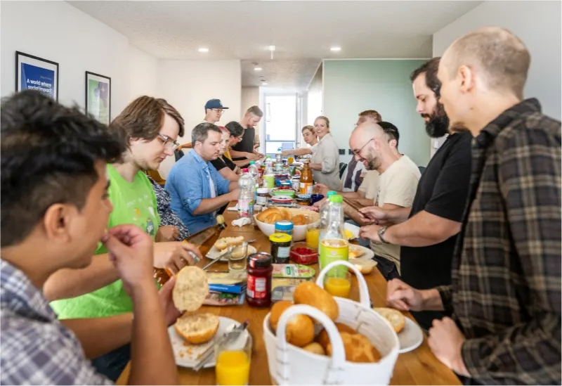 Das Particulate-Team beim gemeinsamen Frühstück im Büro